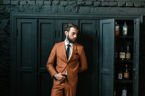 Ключевые особенности мужского костюма в коричневом цвете